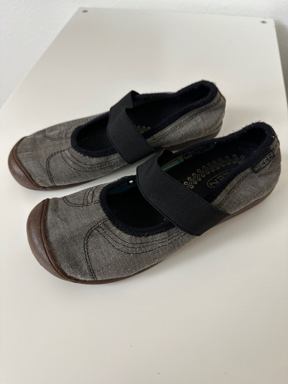 Keen Sienna Women’s Gray & Black Mary Jane Slip On Canvas Shoes size 37.5, 7